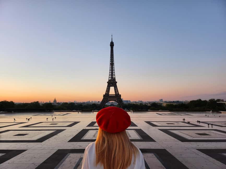 Paris Before the Crowds: Sunrise Bike Tour with Breakfast - Cycling past the Louvre Pyramid