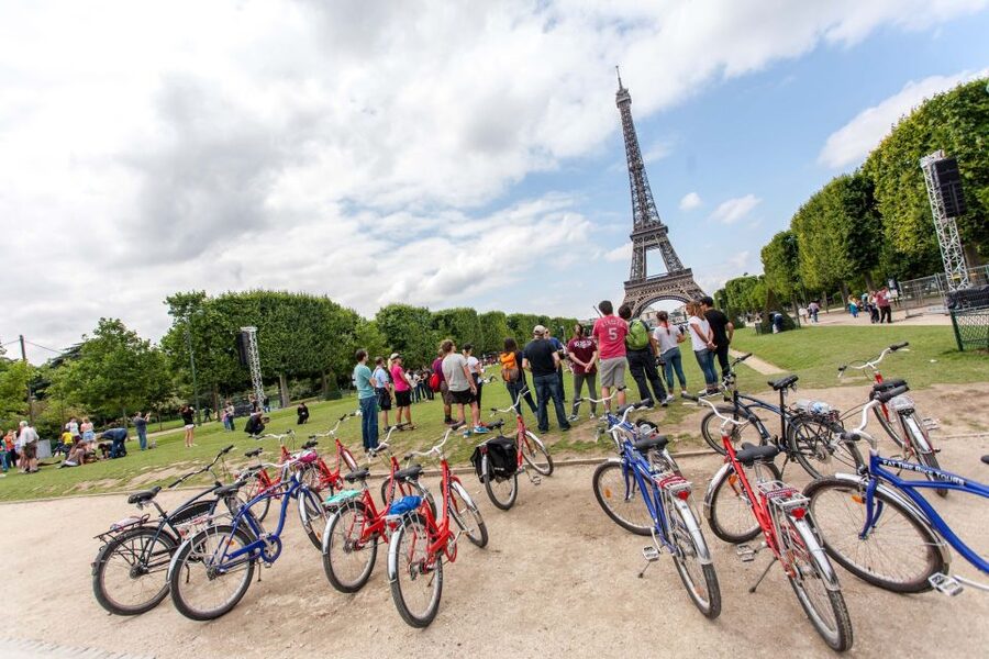 Paris Bike Tour: Eiffel Tower, Place de la Concorde & More - Place de la Concorde and the royal city