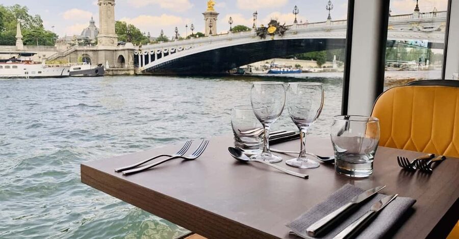Paris : Bistronomic early dinner cruise - A three-course meal with a bistro focus