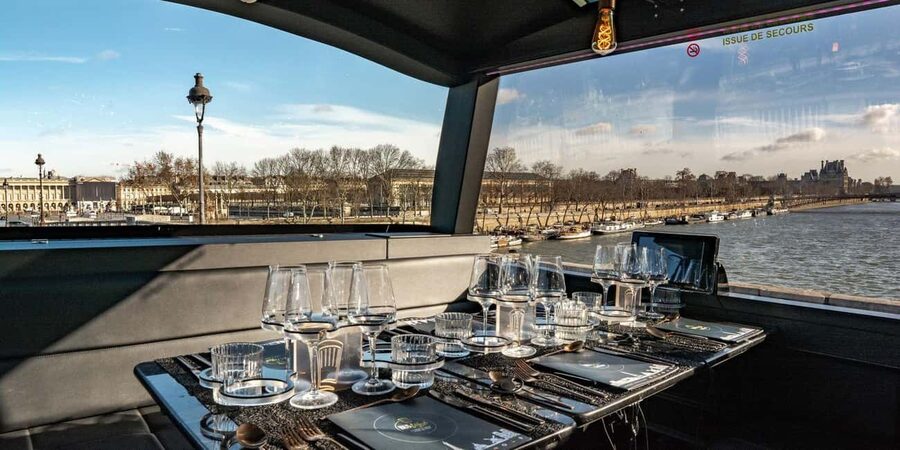Paris: Bus Toqué Tour with 5-Course Dinner and Champagne - When the $143 price makes sense