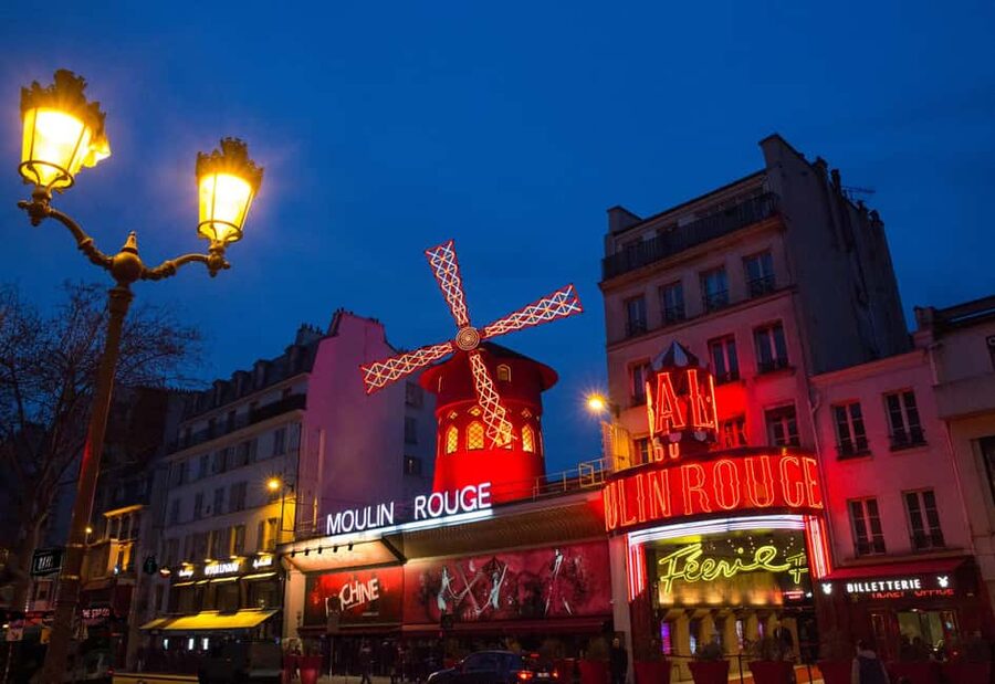 Paris: Champagne at the Moulin Rouge & Seine River Cruise - Entering the Moulin Rouge for the Féerie revue