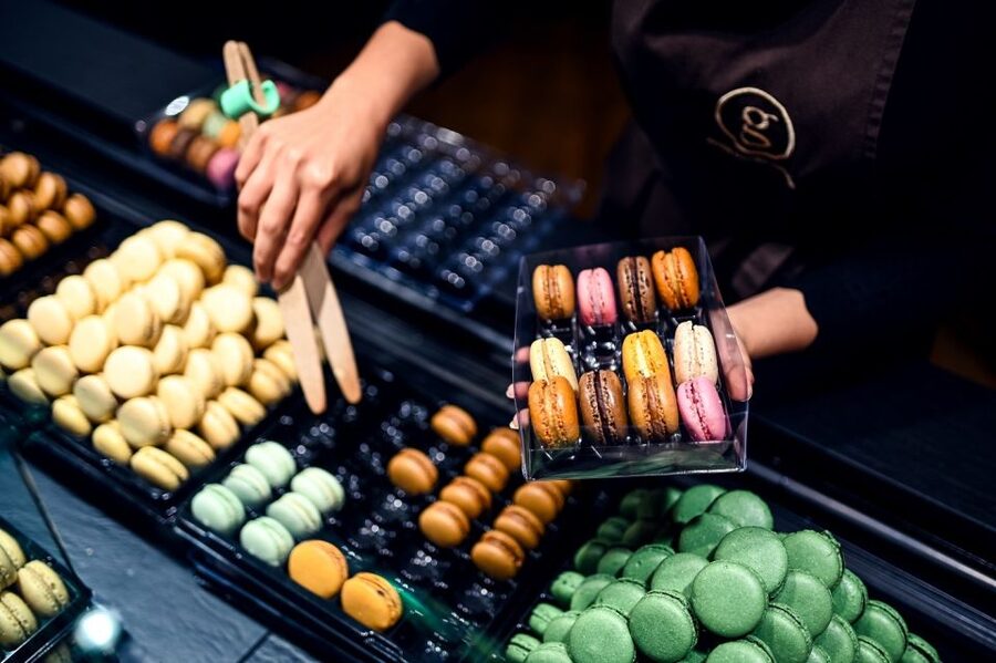 Paris: Chocolate and Pastry Tour with Tastings - Finishing with macarons and hot cocoa
