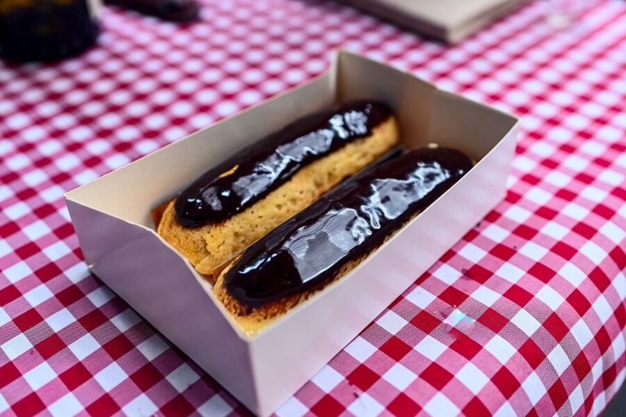 Paris: Chocolate and Pastry Tour with Tastings - What the guides add to the experience