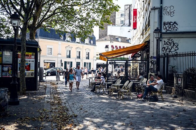 Paris Chocolate, Macaron & Pastry Food Tour: 10 Gourmet Tastings - The guide shapes the experience