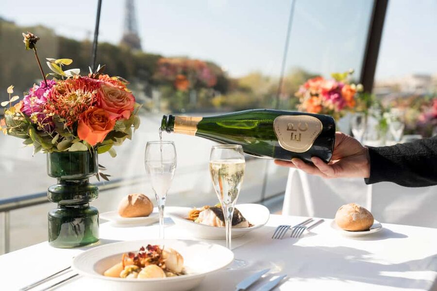 Paris : Christmas Special Lunch Cruise on the Seine River - French food, wine, and the vegetarian question