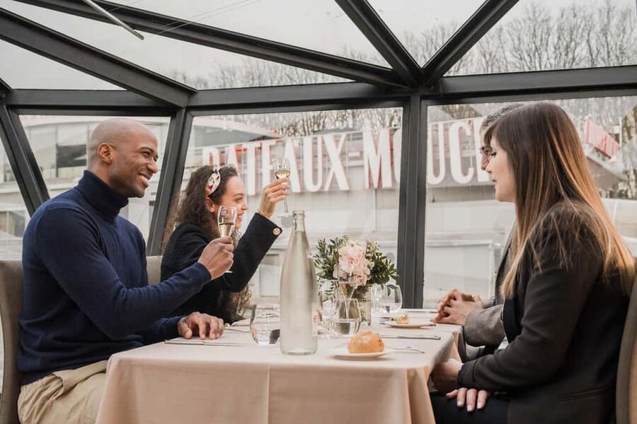 Paris : Christmas Special Lunch Cruise on the Seine River - Piano music and a family Christmas mood