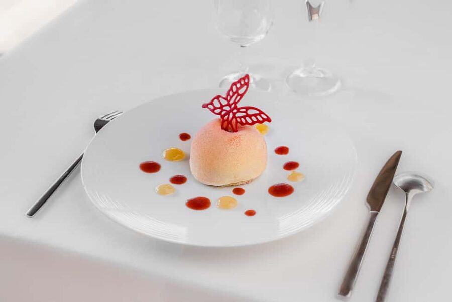 Paris : Christmas Special Lunch Cruise on the Seine River - Who should book this Seine cruise?