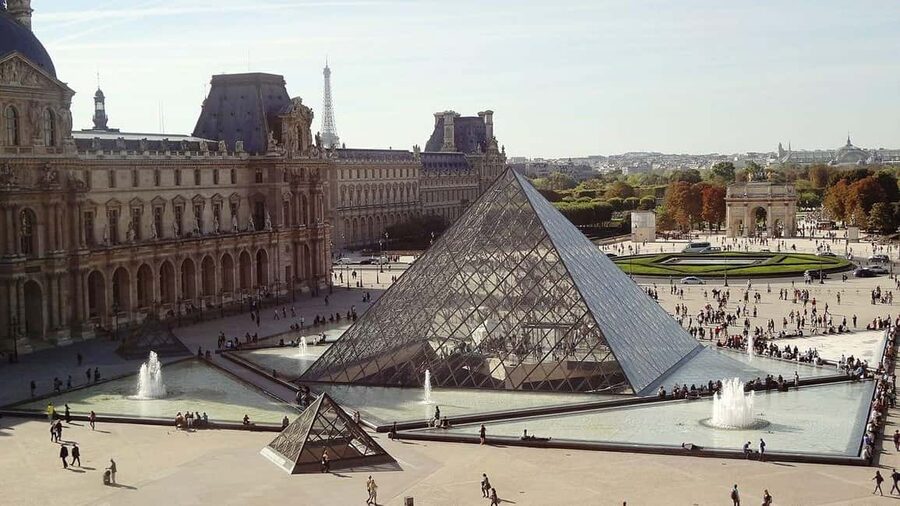 Paris: City Pass – Eiffel, Louvre & 27+ Must-See Sights - Pedaling through central Paris