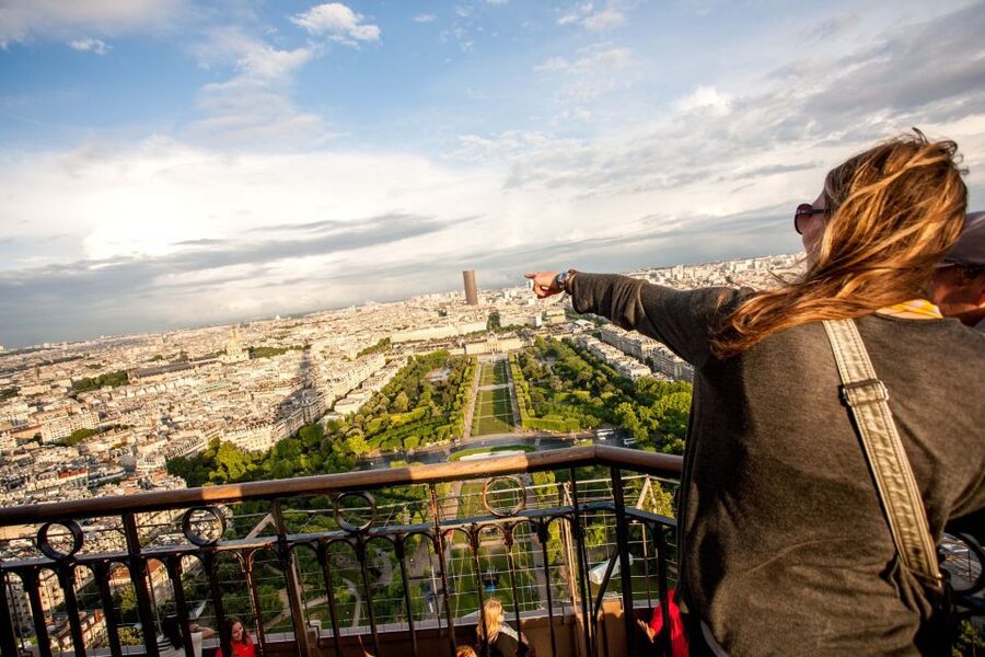 Paris: City Tour by Bus with Eiffel Tower & Optional Summit - Reaching the Eiffel Tower after dark