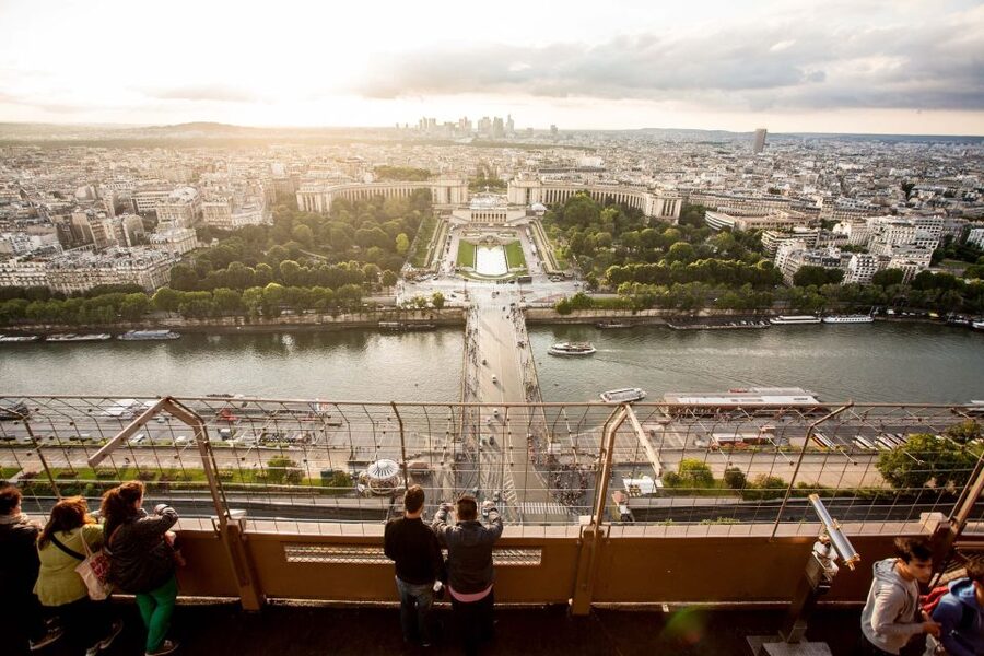 Paris: City Tour by Bus with Eiffel Tower & Optional Summit - Audio commentary and the role of the guide