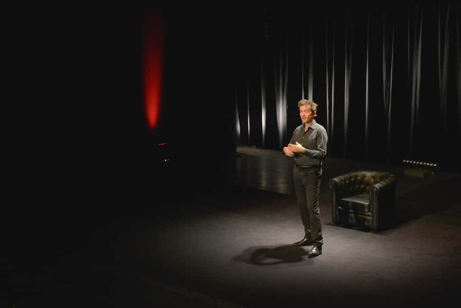 Paris: Comedy Show in English - How to Become a Parisian - Who should book this Paris comedy show?