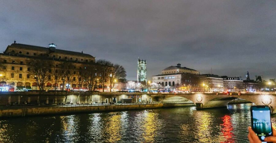 Paris: Dark History and Ghostly Guided Walking Tour - Meeting the guide near Notre Dame