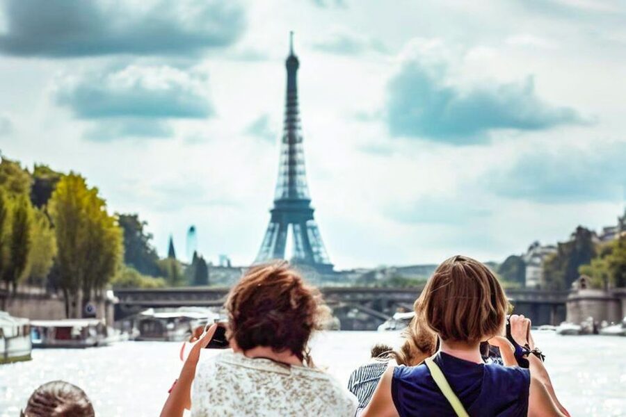 Paris: Day or Sunset Cruise with Drink, Ice Cream or Dessert - Why a Seine cruise works so well in Paris