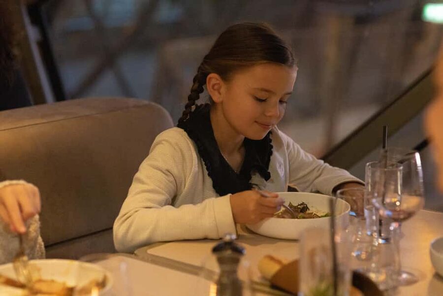 Paris: Early Dinner at Madame Brasserie in the Eiffel Tower - Drinks, service, and the pace of dinner
