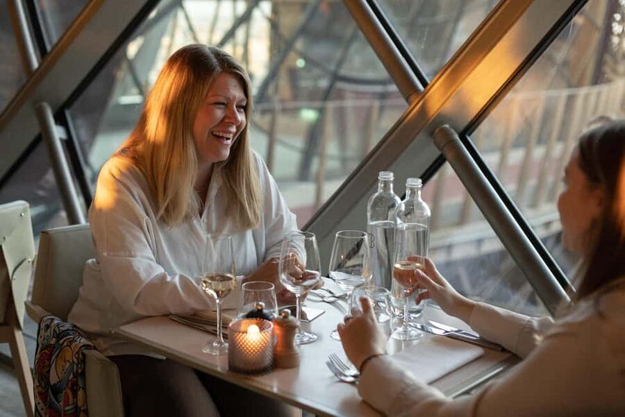 Paris: Early Dinner at Madame Brasserie in the Eiffel Tower - The seating question: Paris view or Eiffel Tower frame