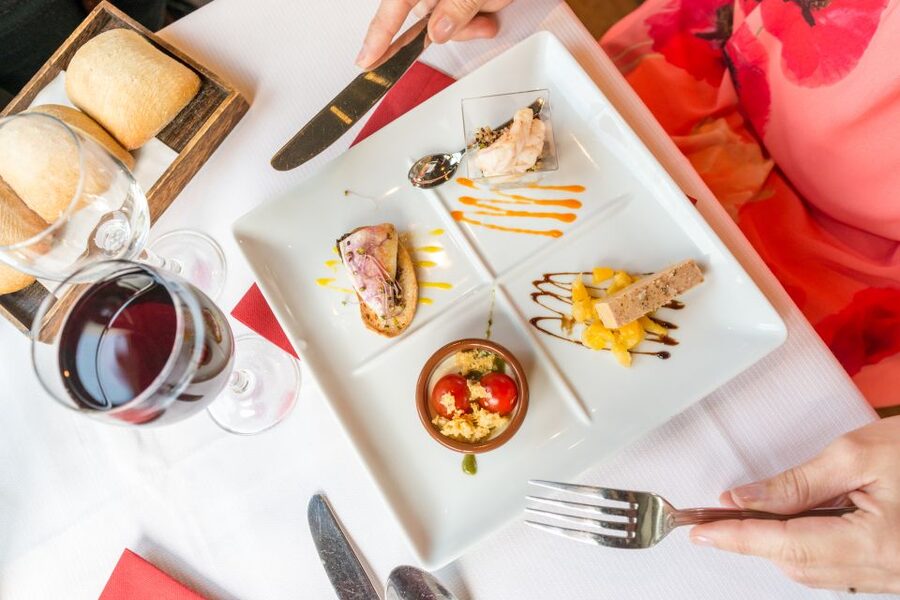 Paris: Early Evening Dinner Cruise on the River Seine - Window seats and the real price