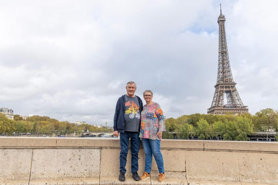 Paris: Eiffel Area Private Photoshoot - Along the Seine near the Eiffel Tower