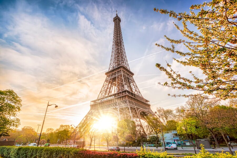Paris: Eiffel Tower Dinner Cruise with a Moulin Rouge Show - Who gets the best value from this package?