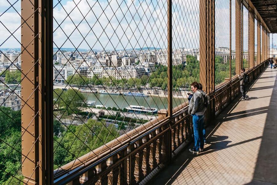 Paris: Eiffel Tower Fully Guided Tour with Summit Option - Meeting the guide near Avenue Elisée Reclus