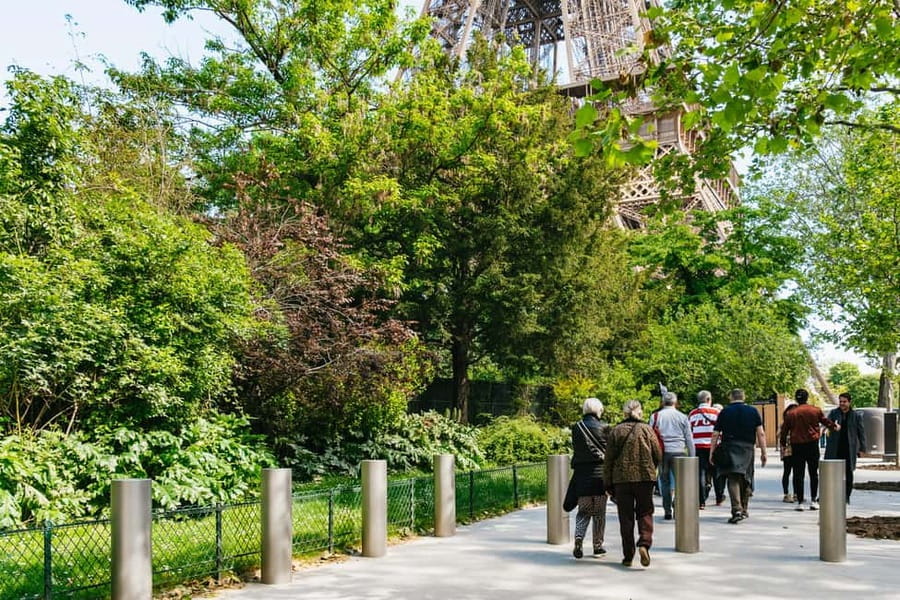 Paris: Eiffel Tower Fully Guided Tour with Summit Option - A guided visit rather than a simple elevator ticket