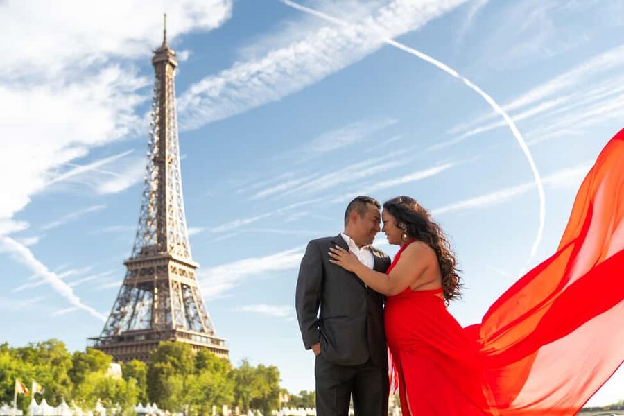 Paris: Eiffel Tower Glamor Photoshoot with Dress Options - One hour of posing with the Eiffel Tower
