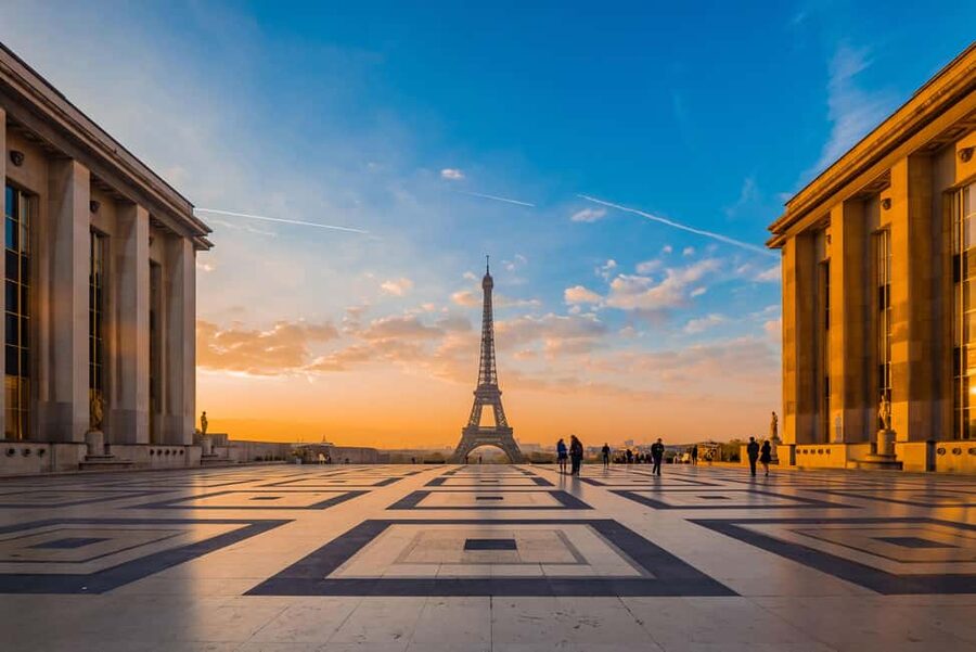 Paris: Eiffel Tower Guided Tour|Summit & second floor access - The elevator ride and second-floor views