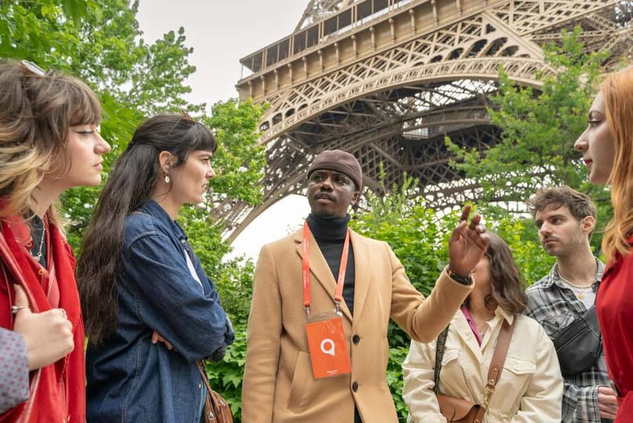 Paris: Eiffel Tower Guided Tour with Summit Access - Meeting your guide beneath the horse statue