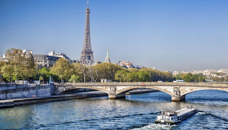 Paris: Eiffel Tower Hosted Tour, Seine Cruise and City Tour - The guide system and group experience