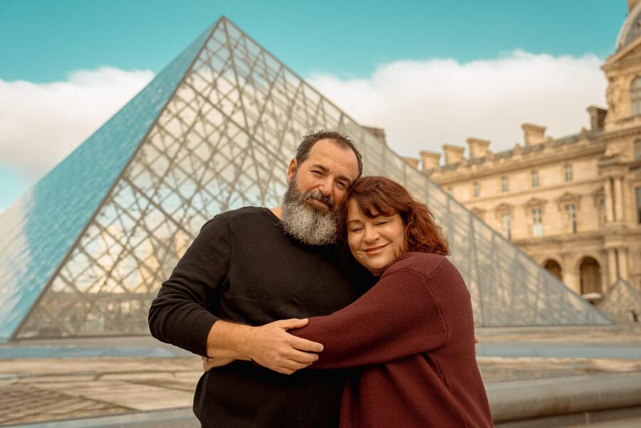 Paris: Eiffel Tower & Louvre Private Photoshoot - Edited photos and delivery time