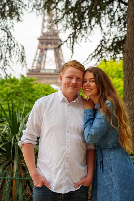 Paris: Eiffel Tower Photoshoot with a Professional - Why a Short Eiffel Tower Session Works