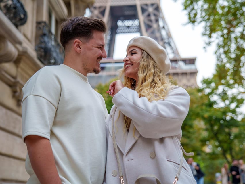 Paris: Eiffel Tower Photoshoot with a Professional - Families With Children and Larger Groups