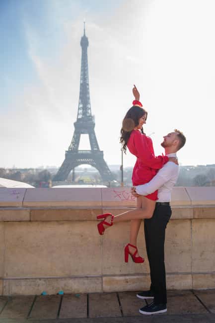 Paris: Eiffel Tower Photoshoot with a Professional - Moving Between Several Photo Spots