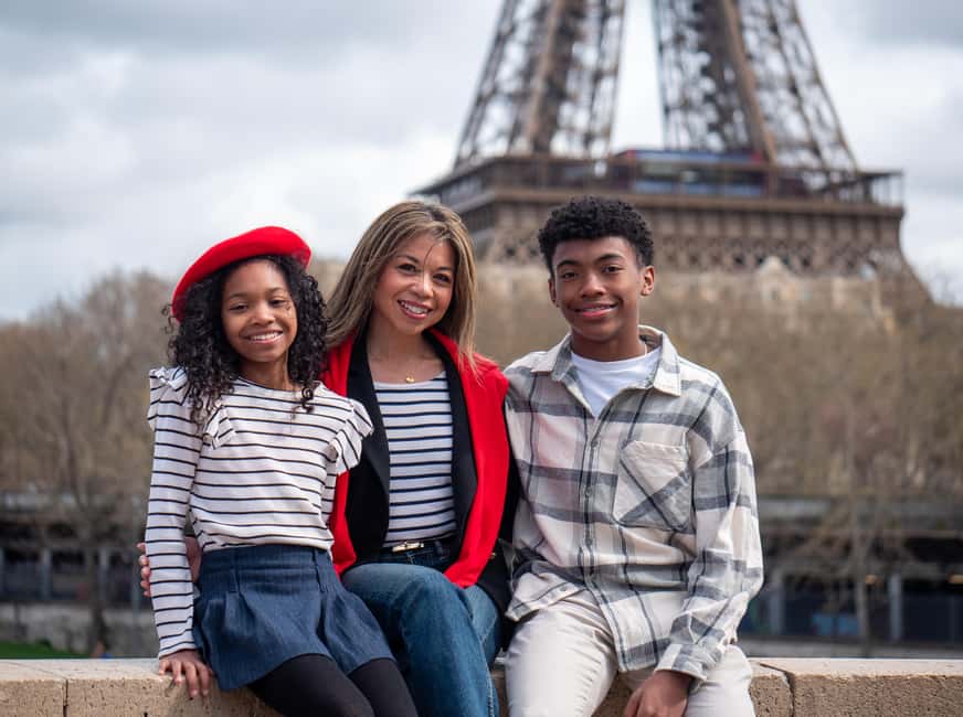 Paris: Eiffel Tower Private Photoshoot Experience - Photo delivery and editing