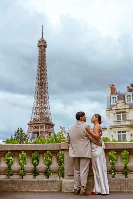 Paris: Eiffel Tower Street Photoshoot - Finishing near the Louvre