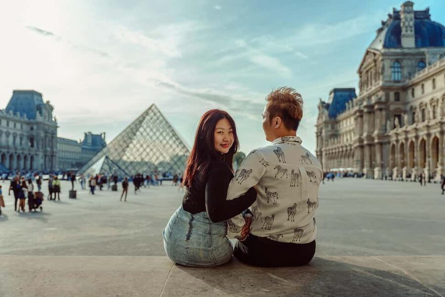 Paris: Eiffel Tower Street Photoshoot - Posing help for couples, families, and solo visitors