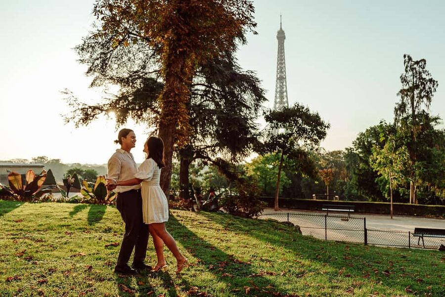 Paris: Eiffel Tower Street Photoshoot - Weather, clothing, and the right time to book