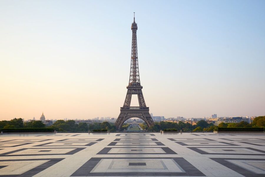 Paris: Eiffel Tower Summit Access Tour and River Cruise - What the short host presentation adds