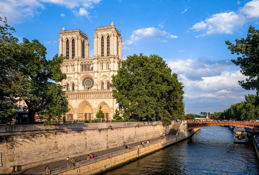 Paris: Eternal Notre-Dame VR Experience Ticket - La Défense changes the day’s planning