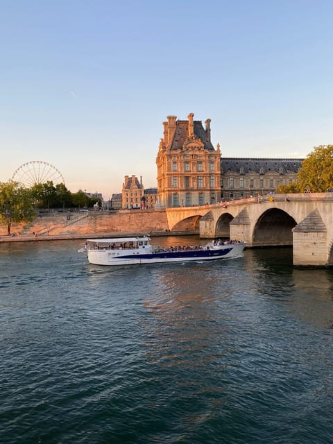 Paris: Evening River Cruise with Music - Hôtel de Ville and the central riverfront