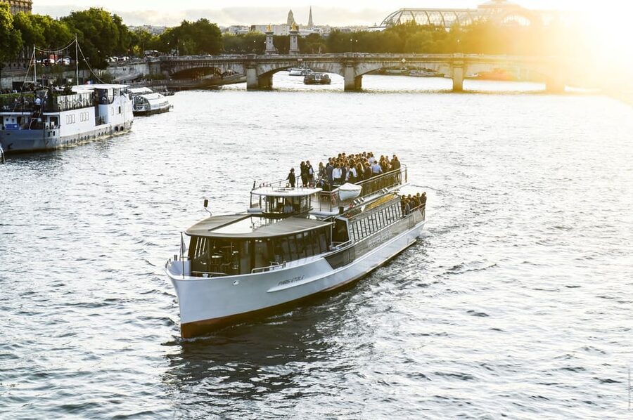 Paris: Evening River Cruise with Music - Music, drinks, and the audio guide