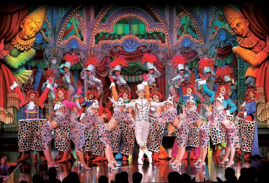 Paris: Evening Sightseeing Tour and Moulin Rouge Show - Seats, tables, and sightlines