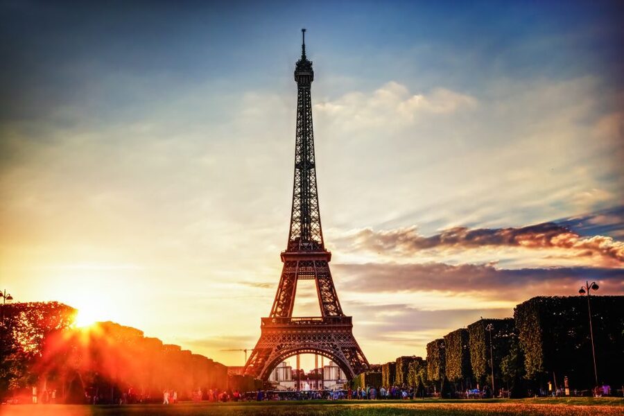 Paris: Evening Sightseeing Tour and Moulin Rouge Show - What to wear and what to leave behind