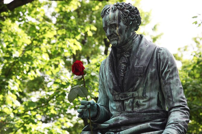 Paris: Famous Graves of Pere Lachaise Cemetery Guided Tour - Why a guide helps at Père Lachaise