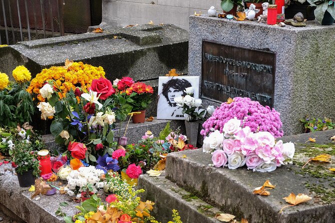 Paris: Famous Graves of Pere Lachaise Cemetery Guided Tour - Stories that make the stones matter