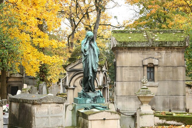 Paris: Famous Graves of Pere Lachaise Cemetery Guided Tour - What the guides do well, and what can vary
