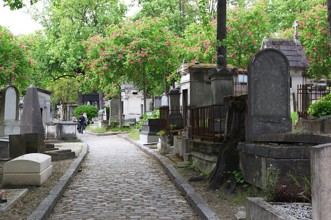 Paris: Famous Graves of Pere Lachaise Cemetery Guided Tour - Hills, cobblestones, and the two-hour pace