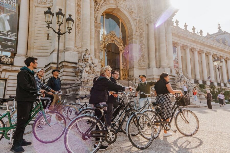 Paris: Famous Monuments Cycling Tour - Notre Dame and the islands across the Seine