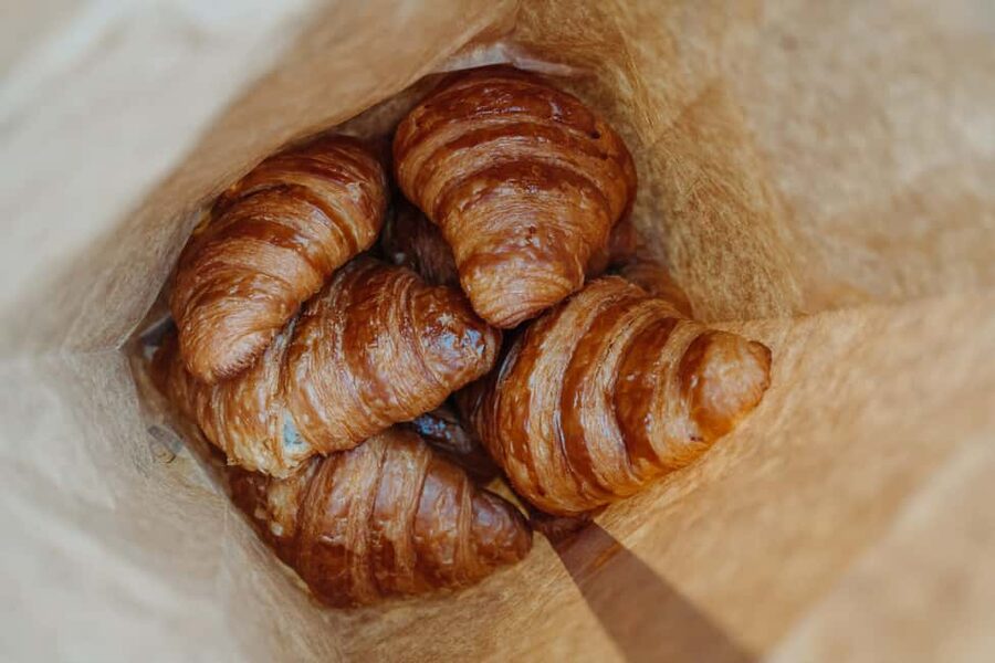 Paris: Food and Wine Tasting Walking Tour in Le Marais - Chocolate and macarons with Jean-Paul Hevin