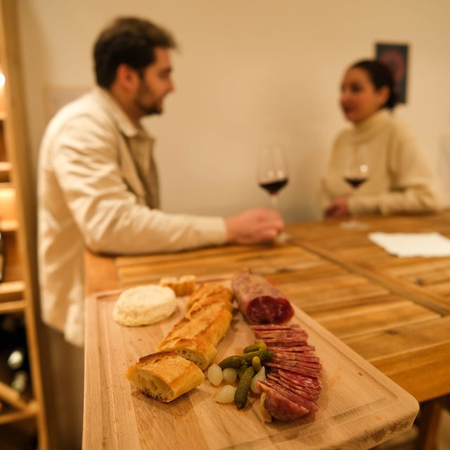 Paris : French wine tasting in Montmartre - The atmosphere: more wine cave than formal class