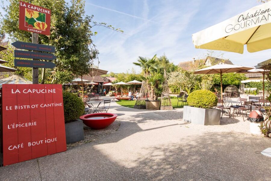 Paris: Giverny & Versailles Small Group or Private Tour - The transport and group-size choice